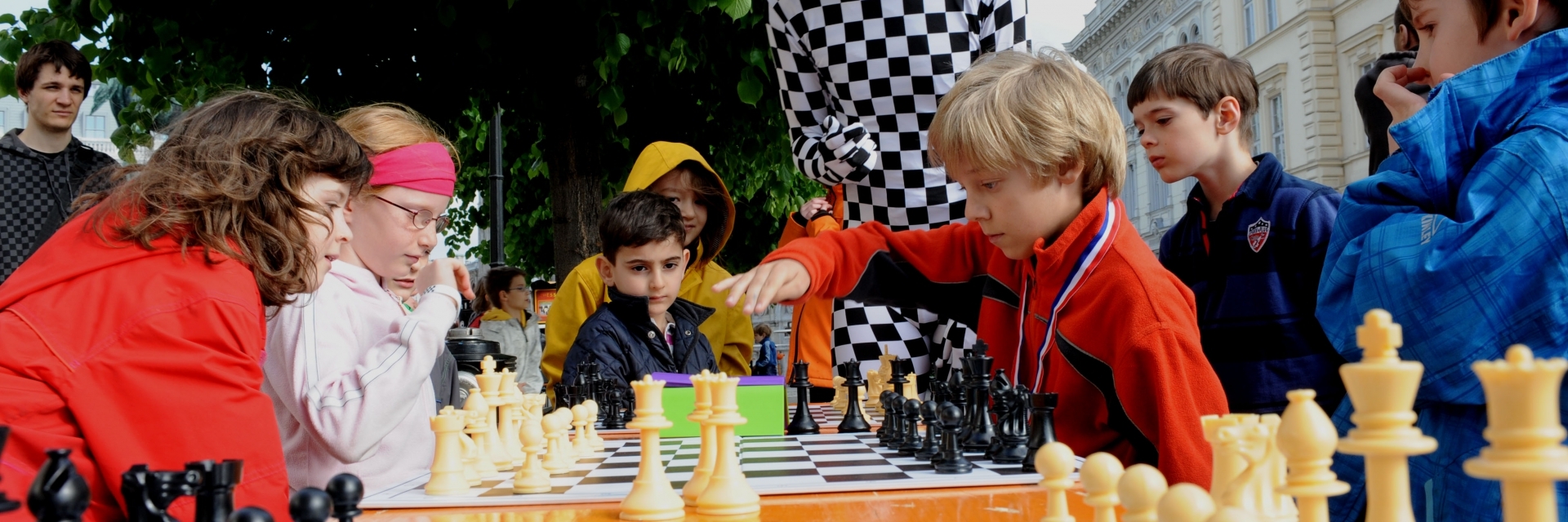 Chessman kiebitzt bei Kinderpartie