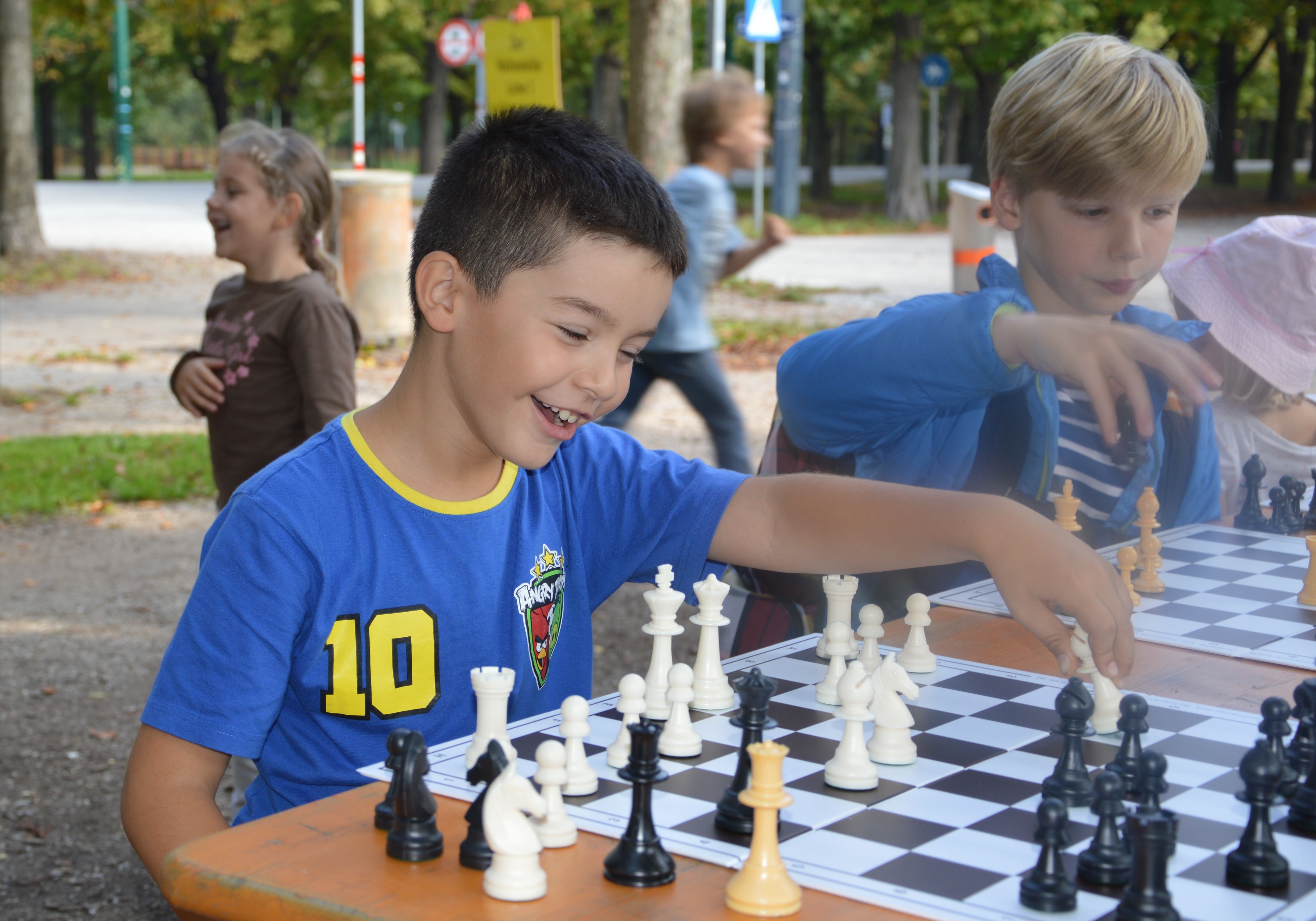 Fröhliches Kind beim Schachspielen